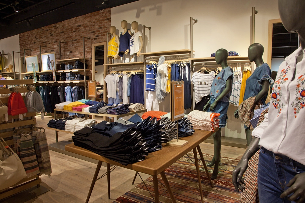 Esprit im Atrio Villach – Innenansicht mit Dekoration und Modeartikeln.